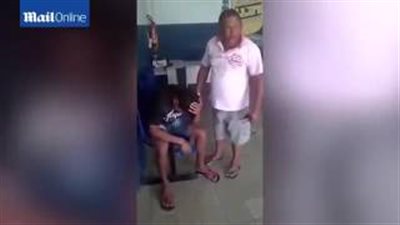 بالفيديو.. رجل يضرب ابنه المعتقل بتهمة السرقة