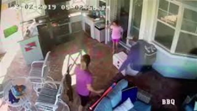 طفل يعرض حياته للخطر بعد الاختباء في مبرد (فيديو)