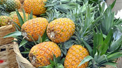 طريقة تقشير الأناناس دون سكين تشعل الإنترنت