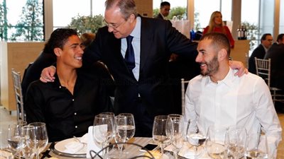 بالصور.. «بيريز» يحضر حفل الكريسماس مع نجوم ريـال مدريد