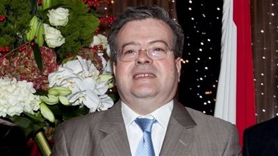 السفير الفرنسي يسلم مساعدات غذائية لأسر اللاجئين السوريين بمصر