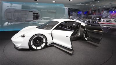 بورش تعتزم إنتاج سيارات كهربائية بحلول 2025