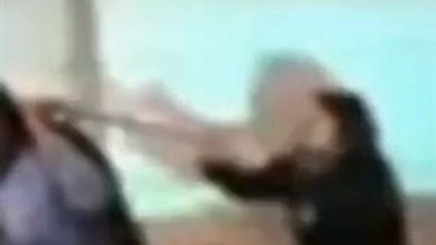 لقطات لمُدرسة تسحب طالبة من شعرها داخل فصل (فيديو)