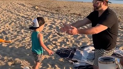 رد فعل طفل ضربه والده بالكرة في وجهه (فيديو وصور)