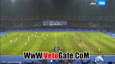 بالفيديو.. الجماهير ترفع صورة أمير الكويت في افتتاح ستاد جابر الدولي