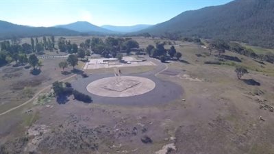 «كنغر» يهاجم راكب مظلة لحظة هبوطه (فيديو)