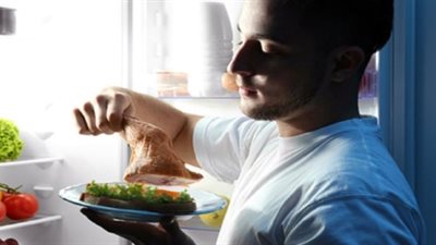 خبير تجميل: الأكل مرة واحدة قبل النوم سبب ترهلات البطن عند الرجال