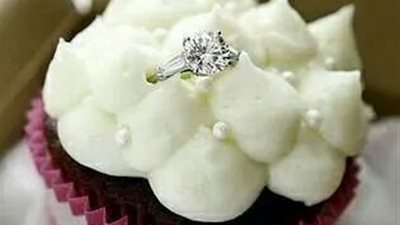 بالصور.. أحدث طرق طلب الزواج مع الكب كيك