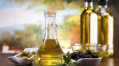 احتفظى ببشرة شابة مع وصفات زيت الزيتون