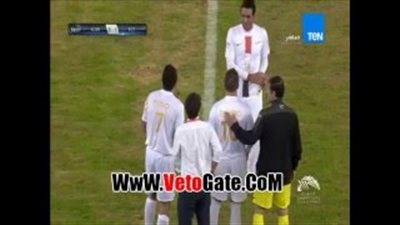 بالفيديو.. أبوتريكة يغادر مباراة نجوم العالم والكويت وسط تشجيع الجمهور