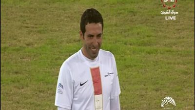 بالفيديو..«الماجيكو» في الملعب للمرة الثانية بعد اعتزاله.. «أبو تريكة» يلتقط صورًا تذكارية مع أمير الكويت.. شارك بتيشرت يتوسطه «علم مصر».. خرج بعد 10 دقائق وسط تشجيع 