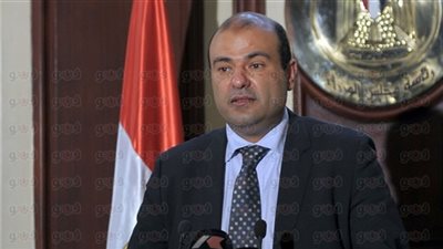 جولات مكوكية لوزير التموين على المخابز والأسواق.. زار سوق 