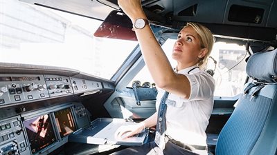 قائدات الطائرات يكشفن عن مضايقات الرجال بسبب مهنتهن (صور)