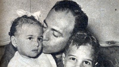 صورة نادرة لخالد محيى الدين مع أبنائه عام 1954