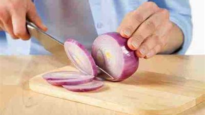 نصف «بصلة» يوميًا تقى من التهابات المفاصل وتمنع الإصابة بالجلطات