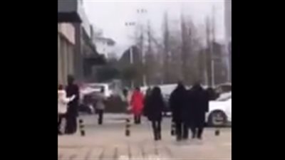 سقطة مروعة لرجل بعد تعلقه بديكور مبنى (فيديو)