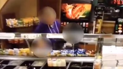 طفل يعثر على مخدرات عن طريق الصدفة (فيديو)