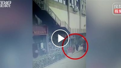 حمولة شاحنة تقتل اثنين من المارة (فيديو)