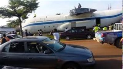 بالفيديو.. طائرة ضخمة تتجول بالشوارع وتثير رعب المارة