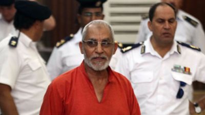 تأجيل محاكمة بديع وآخرين في «اقتحام قسم شرطة العرب» لـ28 أبريل