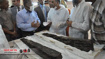 بالفيديو..عيسى وعالم آثار يابانى يستخرجان أول جزأين من مركب الشمس بالهرم