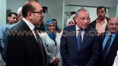 بالفيديو والصور.. محافظ أسوان يفتتح حجرة عمليات معهد الأورام
