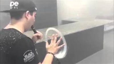 بالفيديو.. لقطات طريفة لرجل يصنع حلقات من دخان السجائر