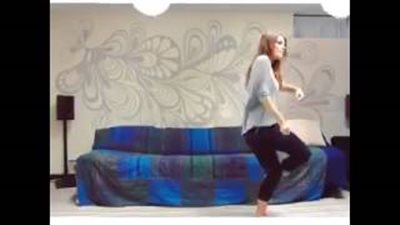 بالفيديو.. فتاة حسناء تشعل مواقع التواصل بحركاتها المذهلة