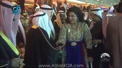 بالفيديو.. «أحلام» تقبل يد أمير الكويت في حفل