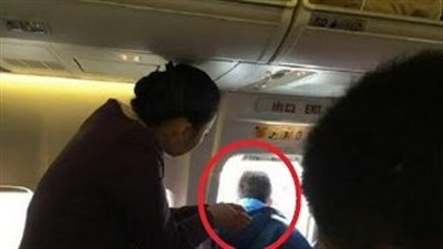 بالفيديو.. أغرب موقف لرجل يركب الطائرة لأول مرة