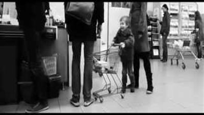 بالفيديو.. شاهد ماذا فعل هذا الرجل مع طفل مزعج في مركز تسوق