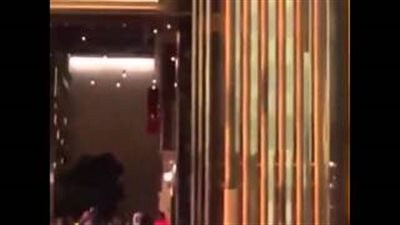 بالفيديو.. خناقة بالأيدي بين شباب في مجمع بالكويت