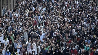 «صحوة» الطبقة المتوسطة تشعل التظاهرات بالعالم.. الاحتجاجات بدأت بإيران فالربيع العربي لتركيا والبرازيل.. 85% من سكان العالم يمثلون 30% من الاستهلاك العالمي.. الفساد والديمقراطية عوامل مشتركة