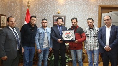 وزير الشباب يكرم أبطال إنقاذ ركاب قطار محطة مصر (صور)