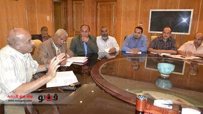 بالفيديو والصور.. محافظ الفيوم يناقش تطوير منظومة النظافة
