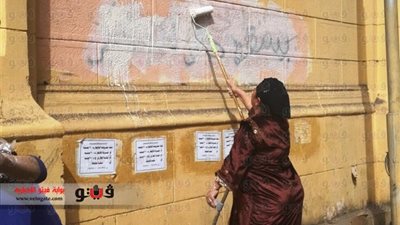 بالصور.. سيدة معاقة تزيل 