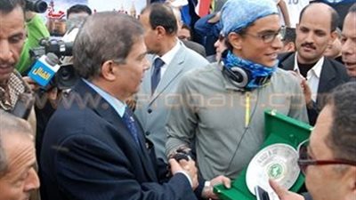 بالصور.. تسليم درع محافظة الشرقية للمغامر جلال ماهر