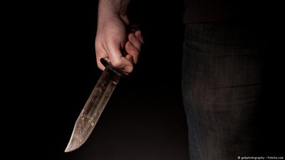 في بريطانيا.. حدق بها فهاجمته بالسكين!