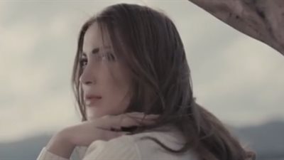 نسرين طافش تعاني إدمان زوجها للمخدرات بكليب «أريد ارتاح» (فيديو)