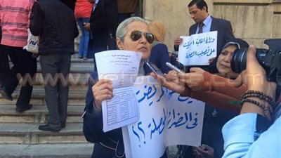 بالفيديو والصور.. وقفة لأطباء التأمين أمام «دار الحكمة» للمطالبة بـ«الحافز»