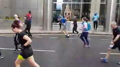 رجل يجري في ماراثون مرتديا ساعة «بيج بن» يتلقى مصيرا مروعا (فيديو)