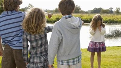 تعرفي على علامات تكشف لك تعرض طفلك لعدوانية من زملائه