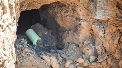 ضبط نفقين داخل منزل مهرب على الحدود مع غزة