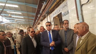 بالصور.. محافظ الفيوم يمنح مصنعا شهيرا للسيراميك مهلة لتوفيق أوضاعه