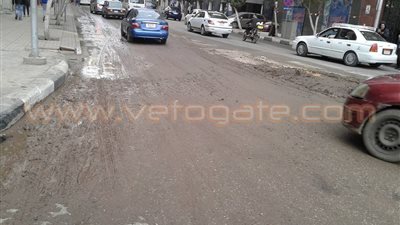 بالفيديو والصور.. سيولة مرورية في شارع قصر النيل بعد إصلاح كسر ماسورة مياه