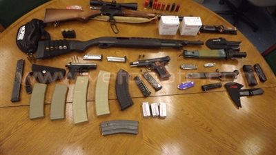 بالصورة.. طالب يحضر ترسانة أسلحة لمدرسته الثانوية