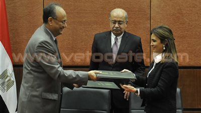 بالصور .. رئيس الوزراء يشهد توقيع قرض التعاون والبنك الدولي بمليار دولار