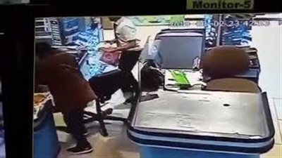 لحظة اقتحام لصين متجرا بسواطير لسرقته (فيديو)