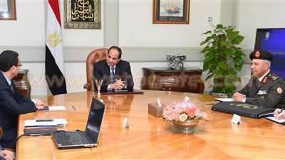 السيسي في لقائه «درويش» و«وزير».. يطالب بتأهيل الموانئ لتتناسب مع الموقع الإستراتيجي لمصر.. يشدد على ضرورة إنجاز المشروعات في موعدها.. يبحث خطة تطوير وتوسعة ميناءي السخنة والأدبية
