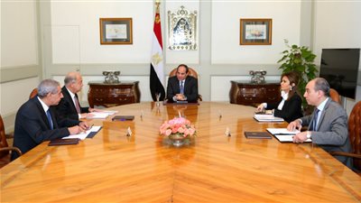 السيسي يلتقي «إسماعيل» ووزيري التجارة والتعاون الدولي.. يبحث قروض البنك الدولي.. يؤكد أهمية تعظيم الاستفادة من التمويل.. إنشاء مناطق صناعية جديدة.. تحسين مستوى المعيشة.. ورفع كفاءة خدمات الد
